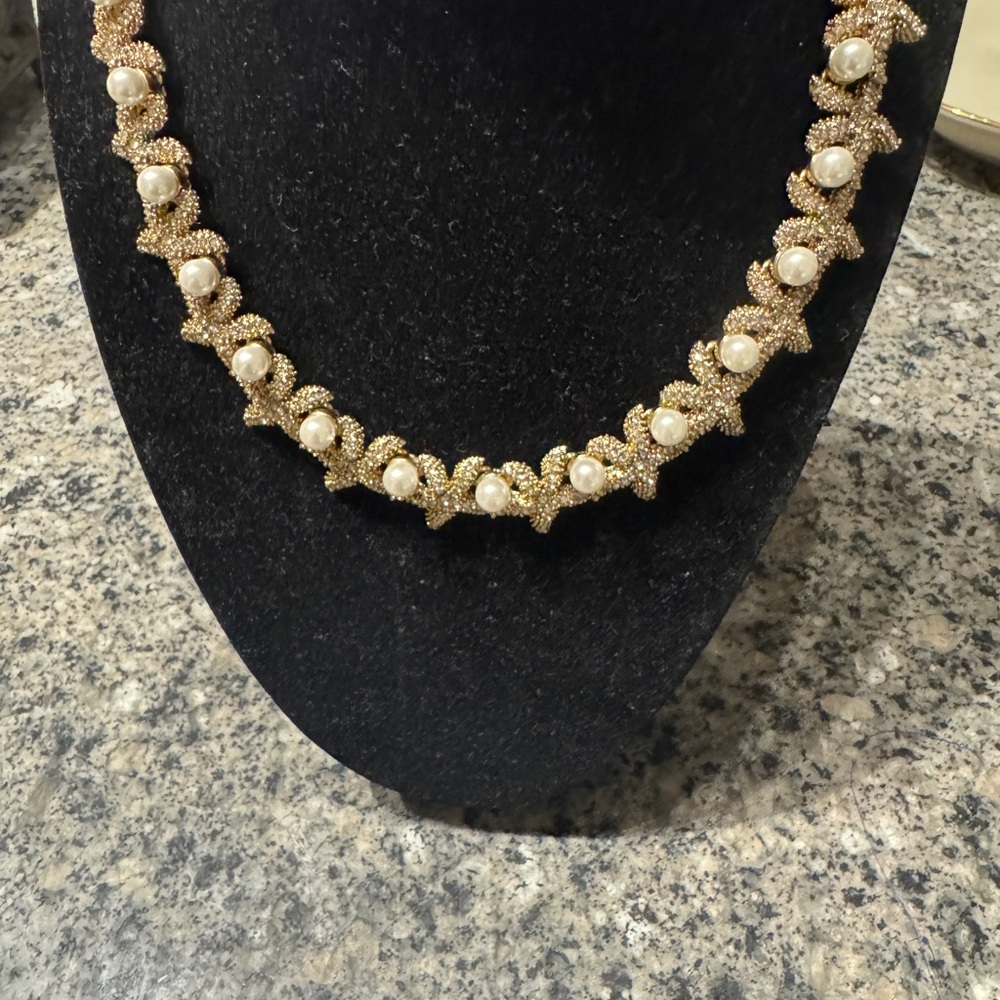 Elegant Gold and Pearl Necklace